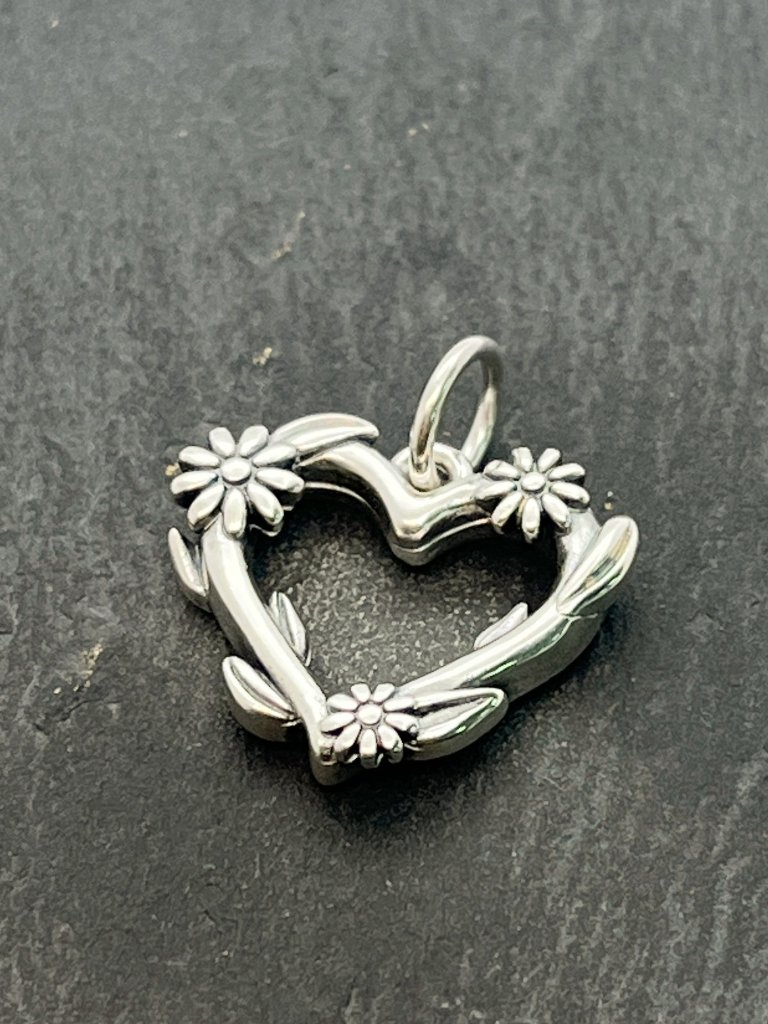 James Avery S925 Sterling Silver Flowering Vines Heart Charm 52$